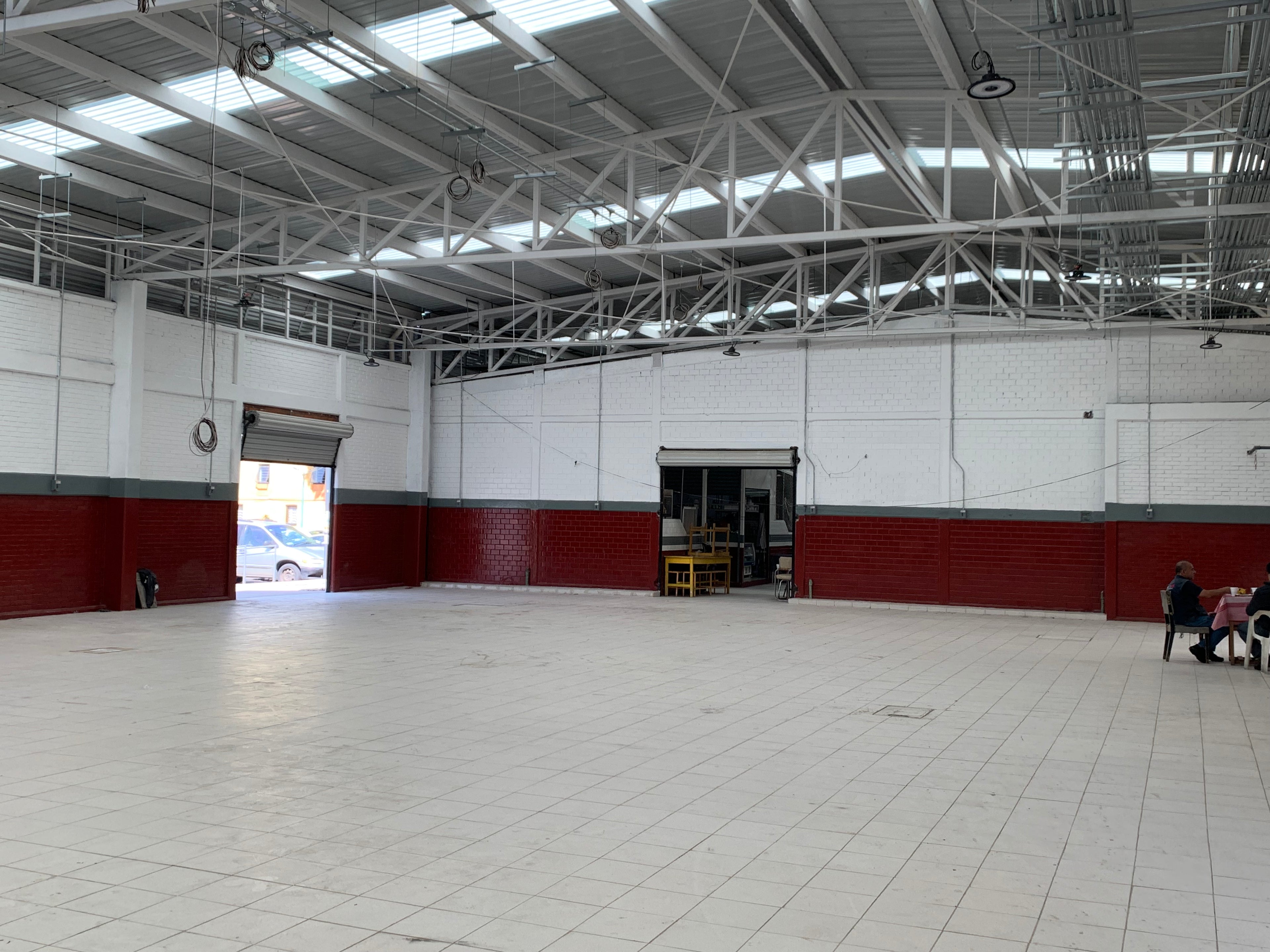 Instalación de luminarias en mercado Linda Vista para ahorro energético y mejor experiencia de compra.