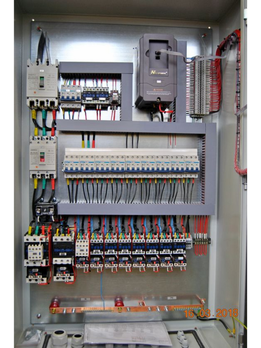 Tablero de baja tensión industrial para distribución eléctrica con cumplimiento de normas de seguridad en México